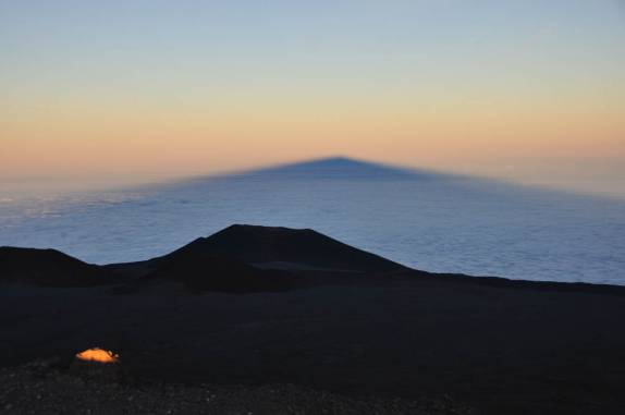 A sombra do Mauna Kea se projeta sobre as nuvens até quase o infinito! (Big island, no Hawaii)